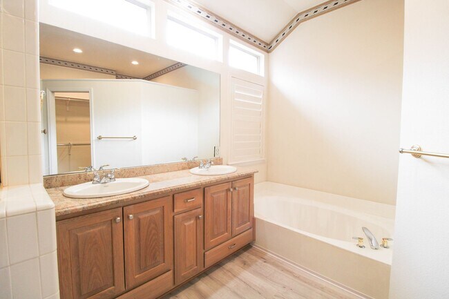 Building Photo - 34 Silverhorn Dr