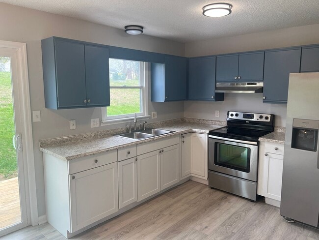 Building Photo - UPDATED 2 BEDROOM TOWNHOUSE WITH COMMUNITY POOL