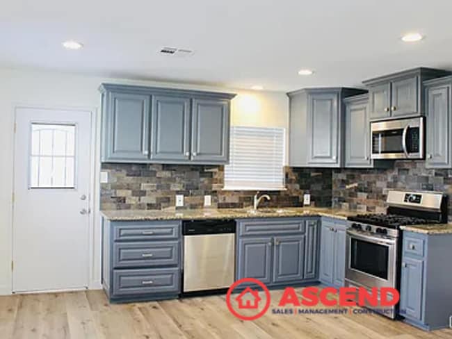 Building Photo - 3 Bedroom Home Off Oak St. Near Downtown