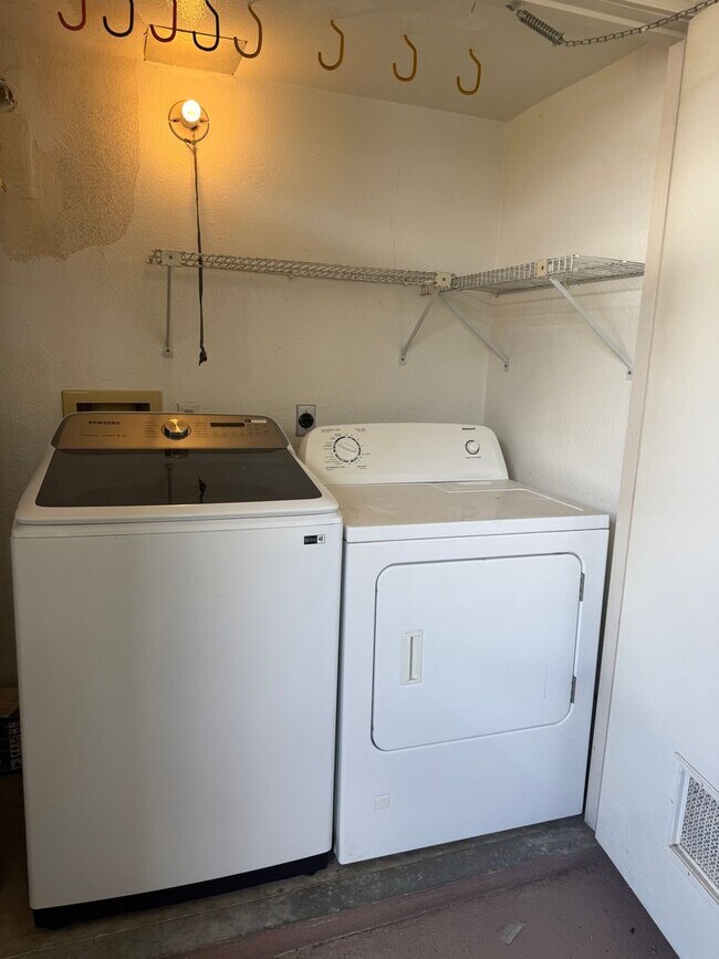 Building Photo - Spacious 2 Bedroom Condo in Sabre Springs!...