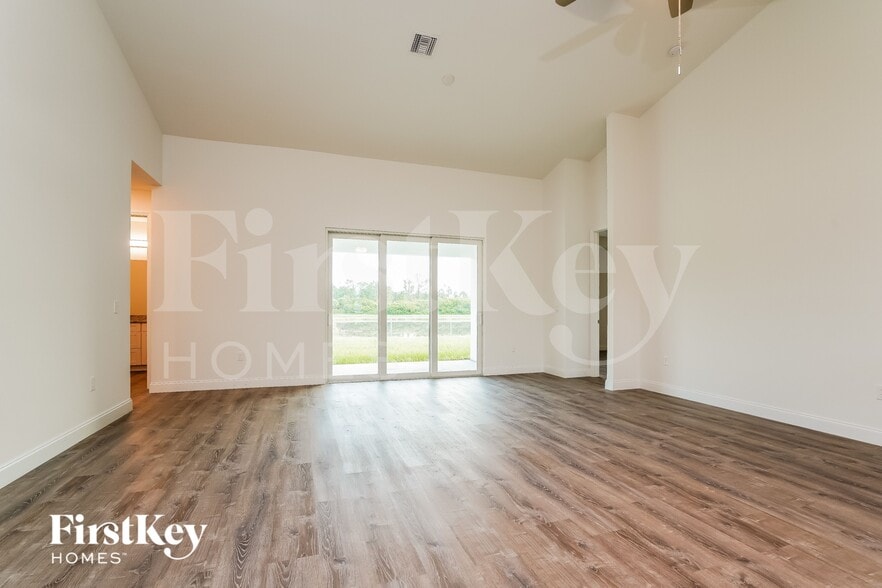 Building Photo - 741 Chestnut St E