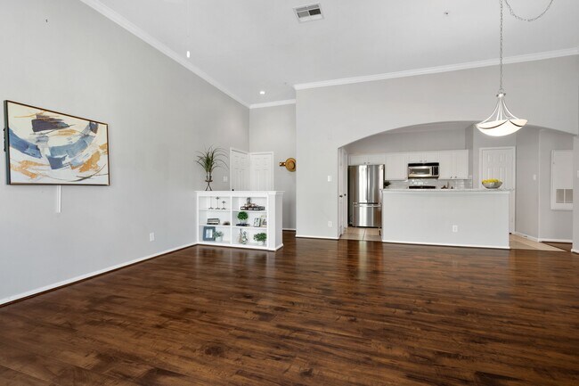 Building Photo - 6607 Lake Woodlands Dr