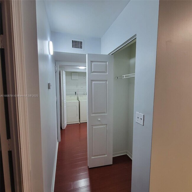 Building Photo - 711 SW 111th Way