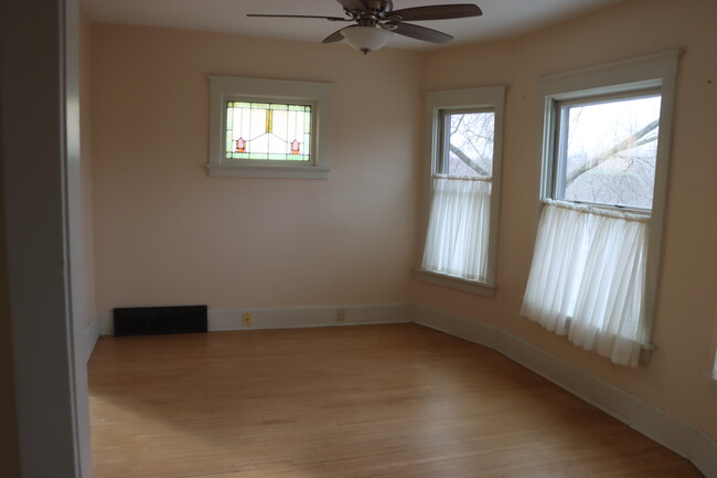 Living Room - 3262 N Cambridge Ave