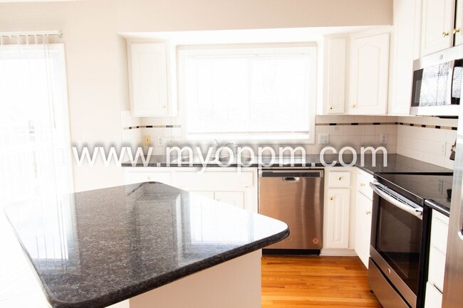 Building Photo - Available NOW! 3 Bedroom / 2 Bathroom Home | Northwest Omaha