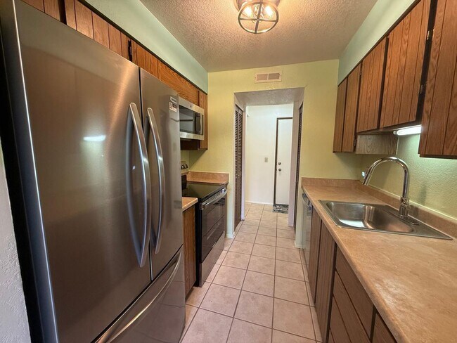 Building Photo - 2 Bedroom 2 Bathroom Sits Right on the Sho...