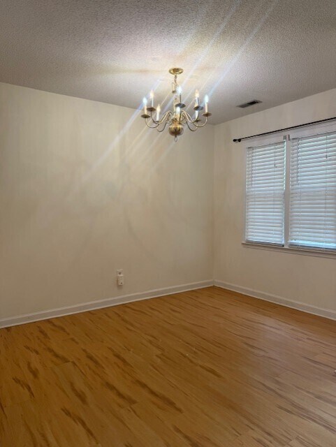 Building Photo - Spacious condo at The Oaks of Avent Ferry!