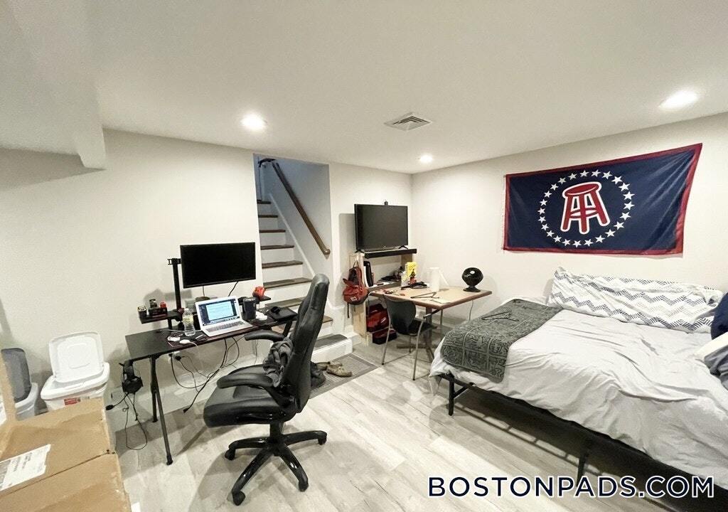 Building Photo - 32 Sumner St