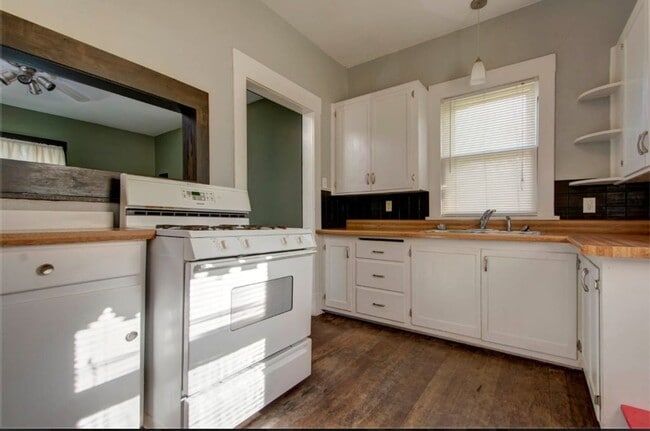 Building Photo - 2 bed 1 bath 792 sqft