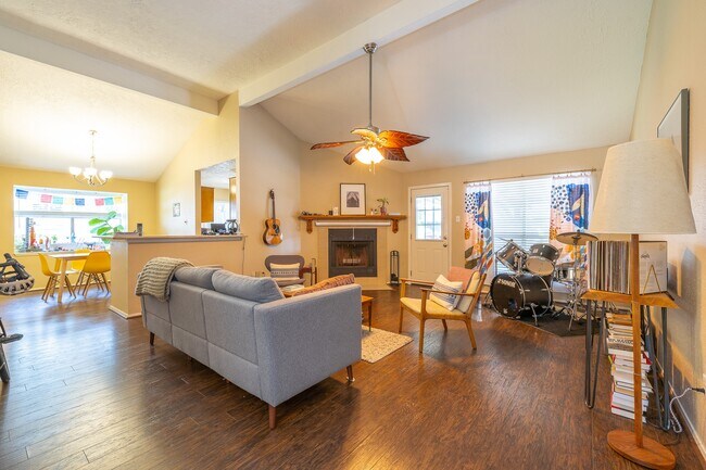 Building Photo - 421 Indianmeadow Dr