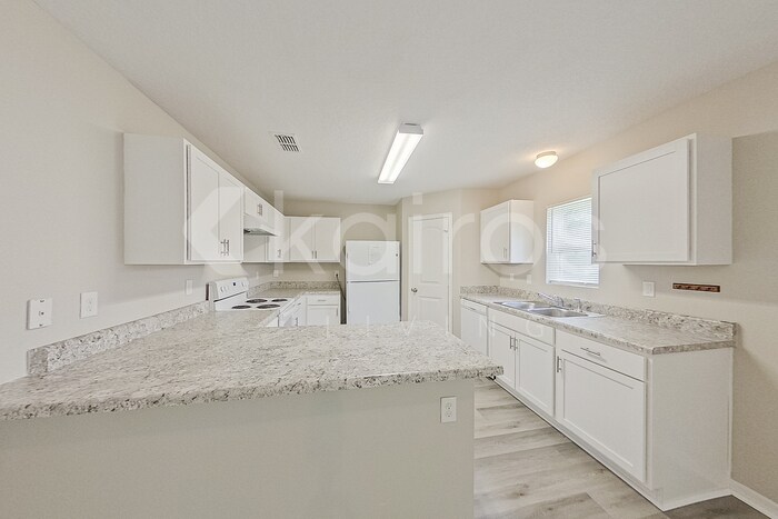 Building Photo - 21 Philmont Ln