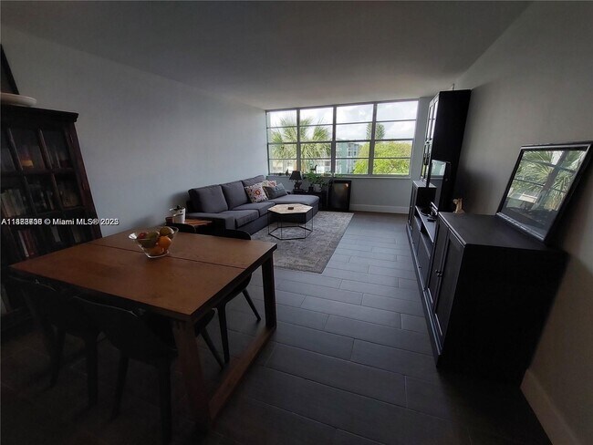 Building Photo - 2741 Taft St