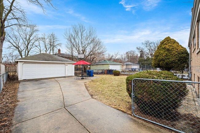 Building Photo - 331 Romona Rd