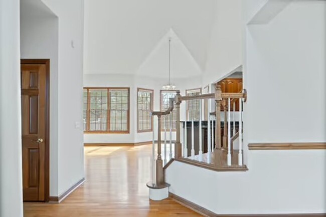 Building Photo - Silverton- Meticulous 4+ bedroom, 5ba, 2 car