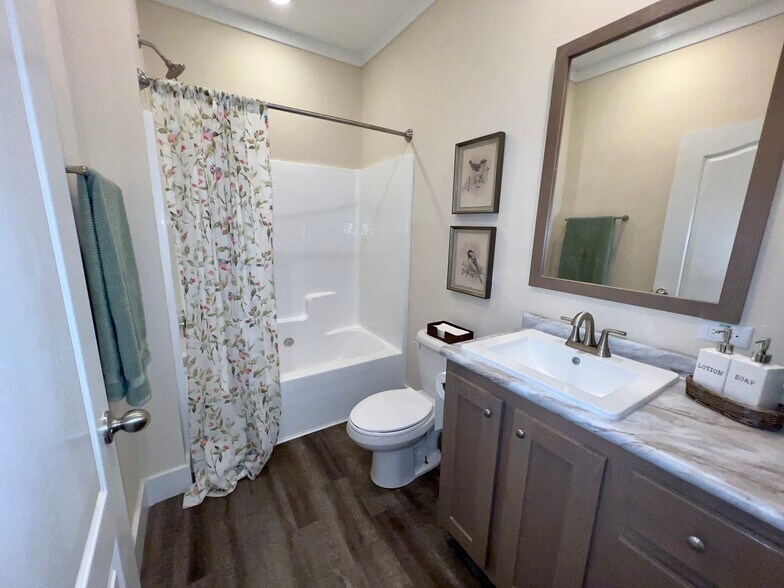Shared Bathroom - 600 Vera K Ct