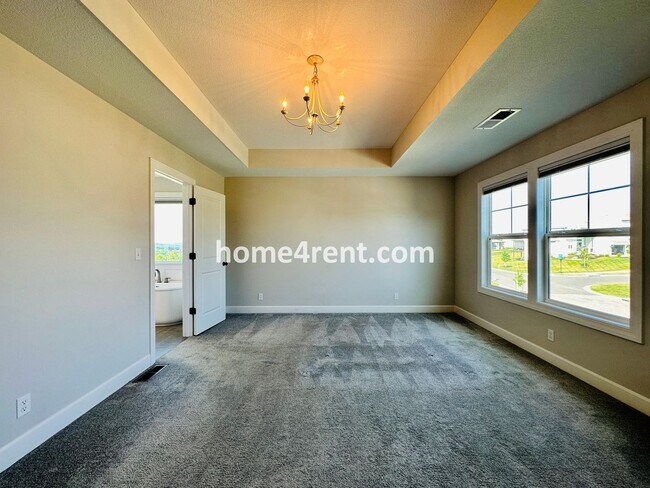 Building Photo - Exceptional Olathe Home in the Cedar Creek Subdivision w/ Wood Floors and a Finished Basment!