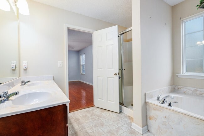 Building Photo - 117 Vancouver Rd