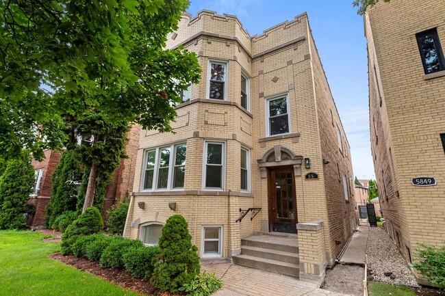 Primary Photo - 5851 N Virginia Ave