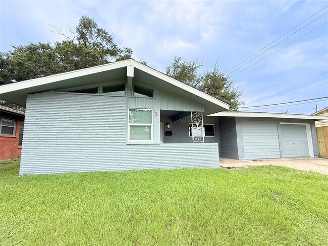 Primary Photo - 2214 Marlen Ave