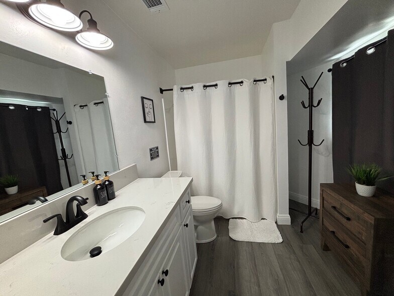 Building Photo - 12765 Shadybend Dr