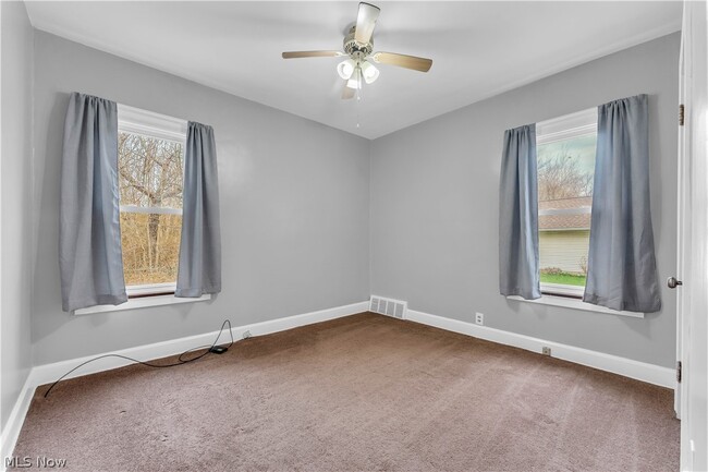 Building Photo - 1042 Mozina Dr