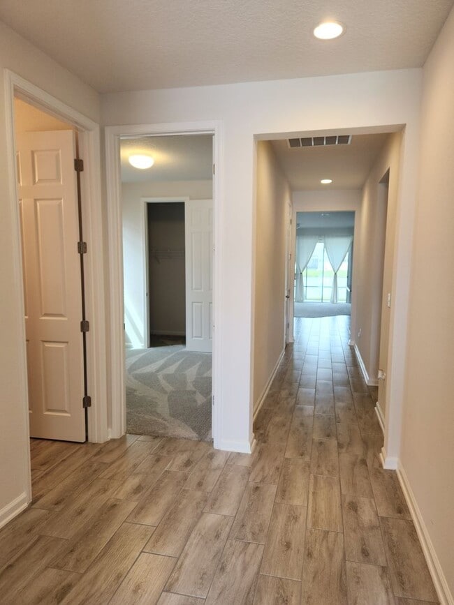 Building Photo - Perfect size, perfect location!