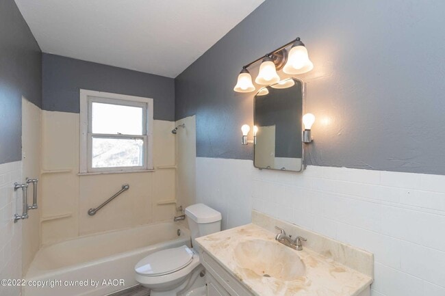 Building Photo - Updated and Move in ready! Fenced in frontyard