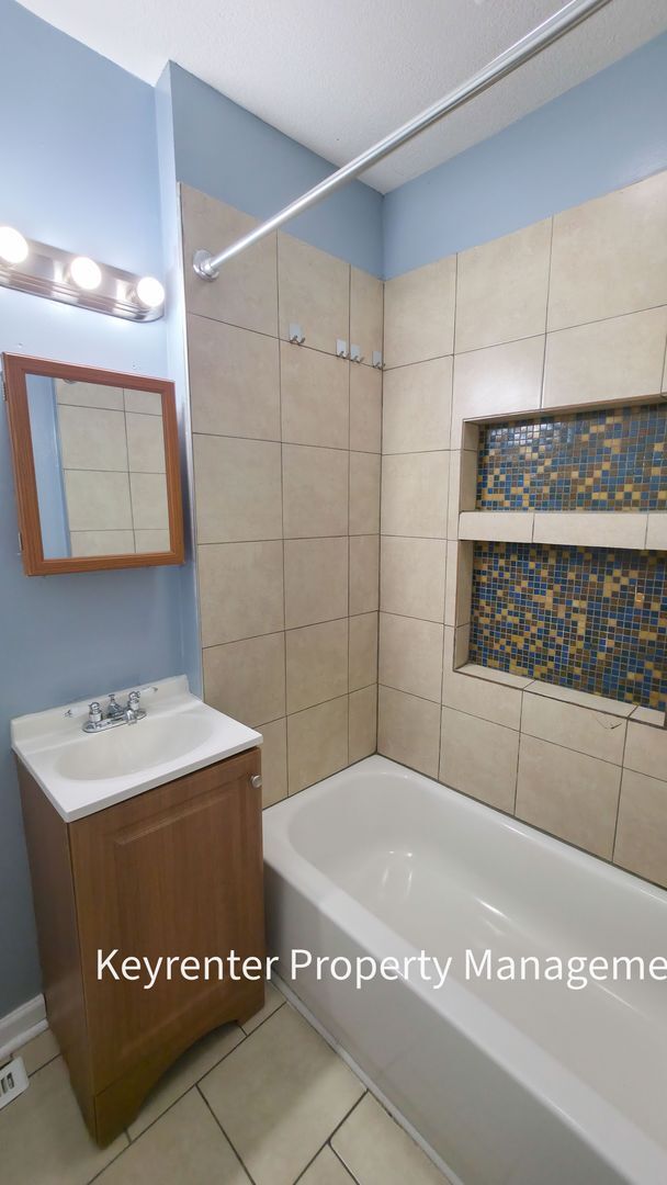 Building Photo - 2 Bed 1 Bath ready to rent!