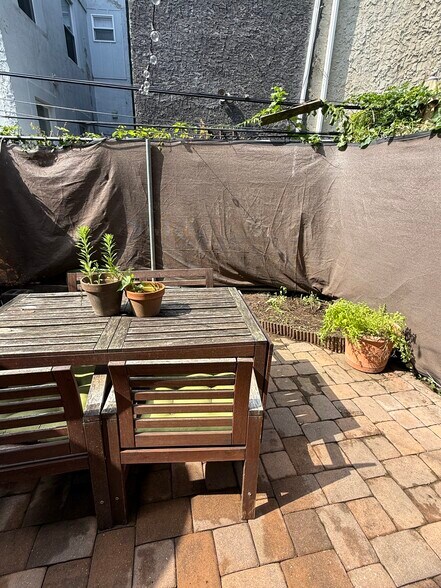 Private patio - 1617 Olive St