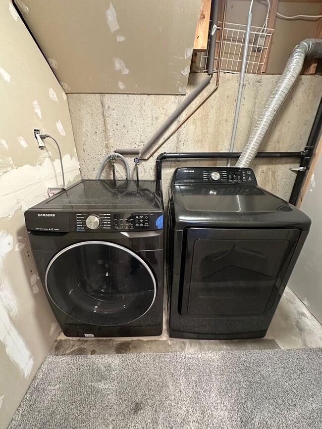 Building Photo - GET $500 OFF THE FIRST MONTHS RENT!!!