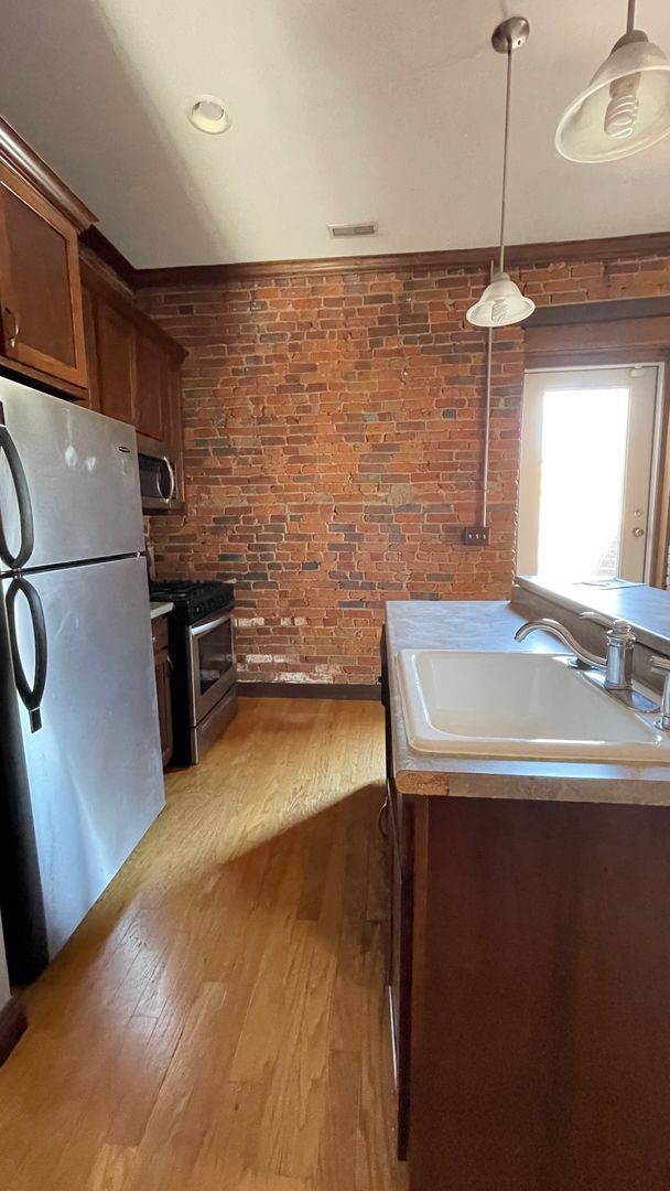 Building Photo - Downtown 1 Bedroom Apartment