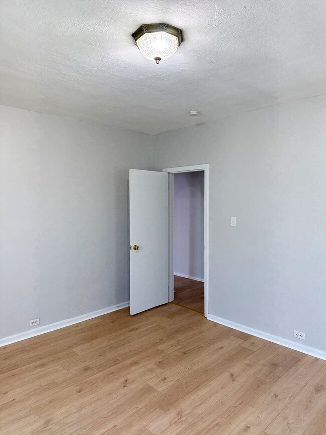 Building Photo - Move in Ready...917 Grand Ave, Madison, IL...