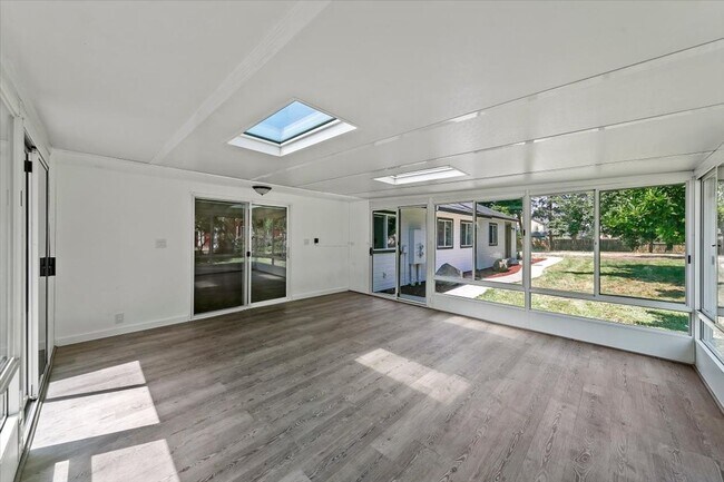 Building Photo - Spacious Middleton Home, Utilities & Lawn Care Included