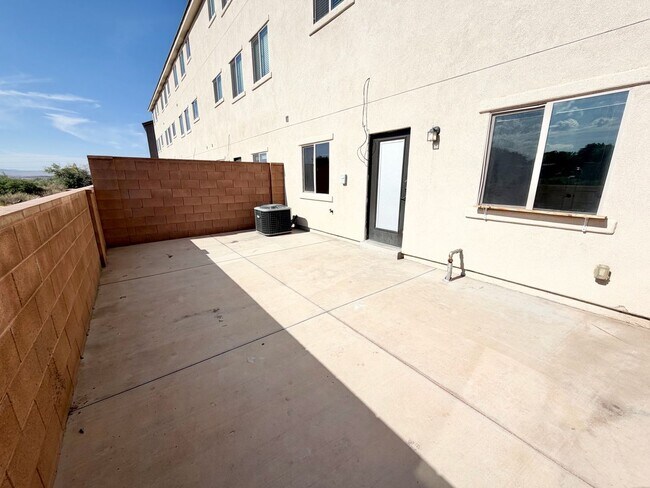 Building Photo - 355 W 200 S
