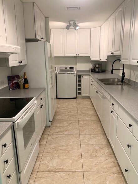 Building Photo - 4999 Kahala Ave