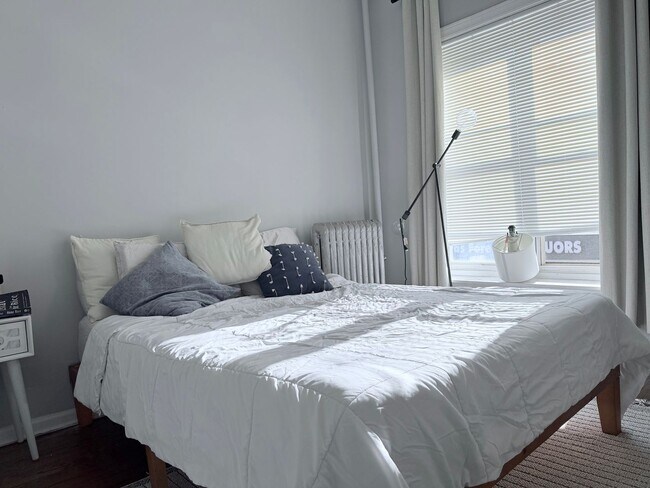 Building Photo - Sun-Drenched Logan Square Studio | 1 Block to California Blue Line