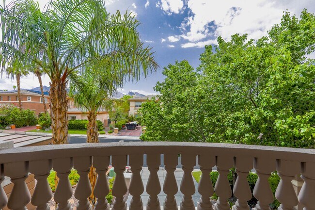 Building Photo - 5 Bedroom Pool Home Located In Summerlin G...