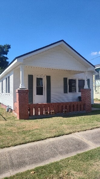 Primary Photo - 1210 Roussell St