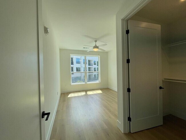 Building Photo - 1701 Simond Ave