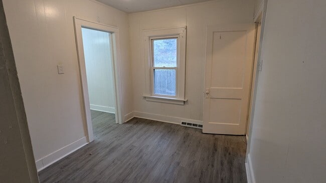 Building Photo - Charming 5-bedroom home located in the heart of Akron