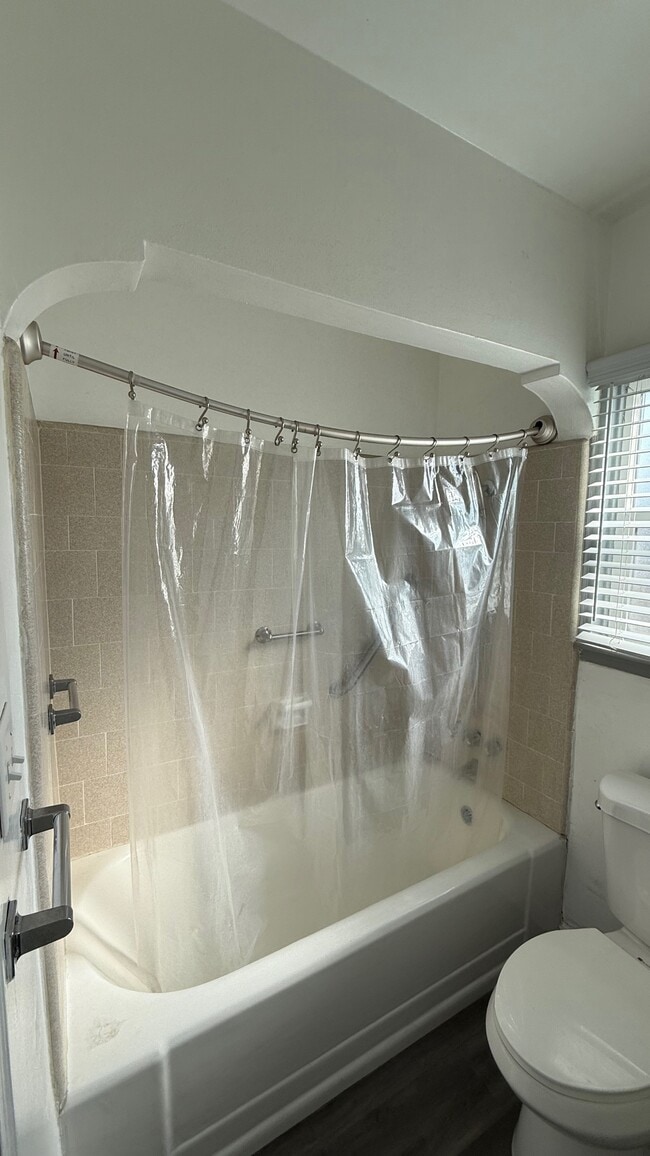 Building Photo - 605 E Tulare Ave