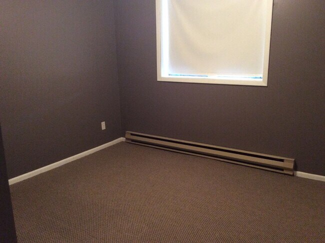 Building Photo - 2 bedroom, 1 bath apartment