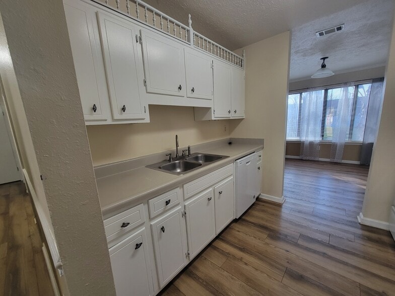 Building Photo - 3727 Greentree Pl