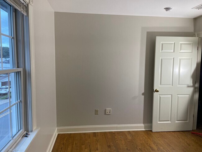Building Photo - 611 Suite B
