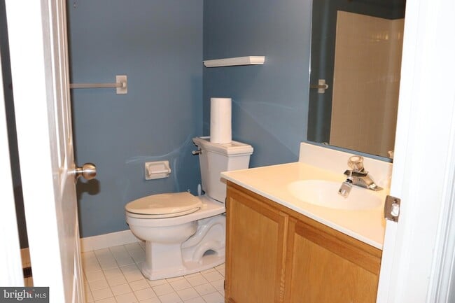 Building Photo - 323 Country Club Dr