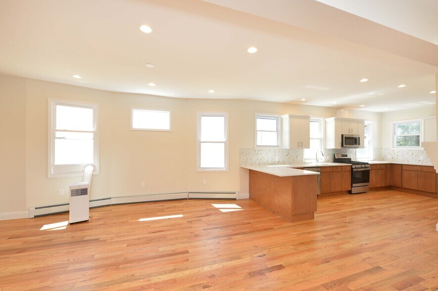 Building Photo - 309 Academy St