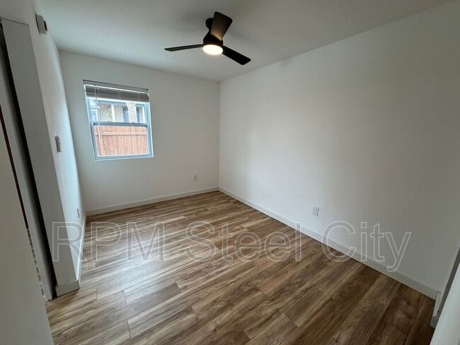 Building Photo - 512-512 1/2 W 10th St