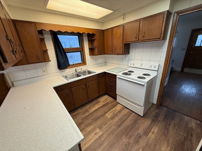 Building Photo - Duluth MN 6-Bedroom - 2-Bath - 2-Car Garage