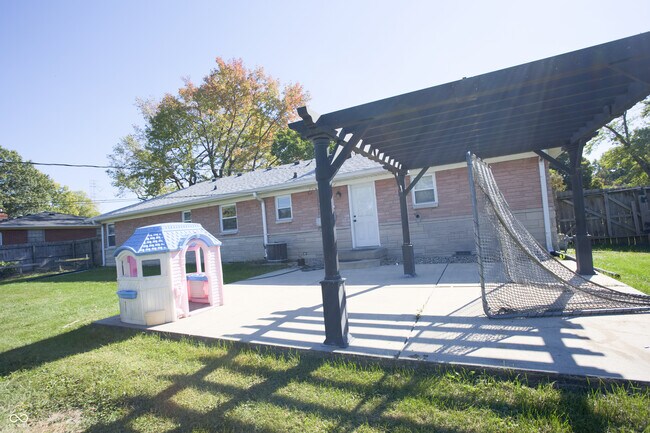 Building Photo - 150 E Beechwood Ln