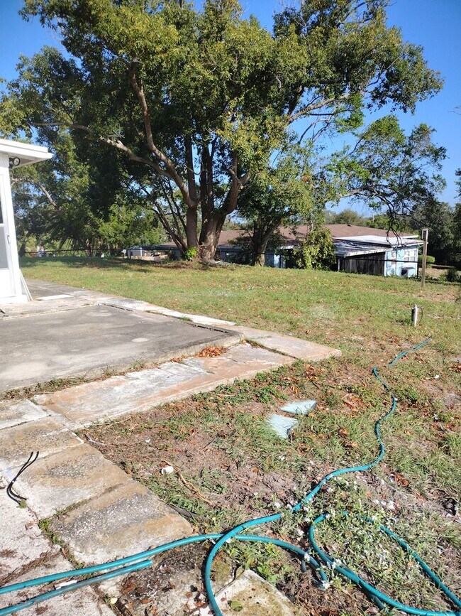 Building Photo - 3 bed 2 bath Duplex